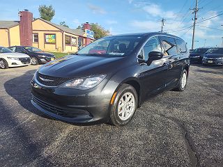 2017 Chrysler Pacifica LX 2C4RC1CG5HR723051 in Fairfield, OH 3