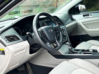 2017 Hyundai Sonata SE KMHE24L31HA061274 in Gladstone, OR 16