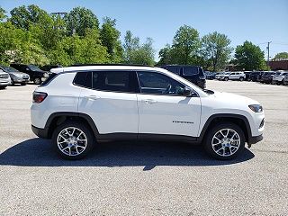2024 Jeep Compass Latitude 3C4NJDFN7RT129611 in Willoughby, OH 4