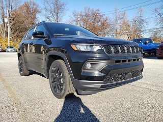 2024 Jeep Compass Latitude 3C4NJDBNXRT583020 in Willoughby, OH 3