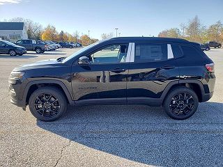 2024 Jeep Compass Latitude 3C4NJDBNXRT583020 in Willoughby, OH 9