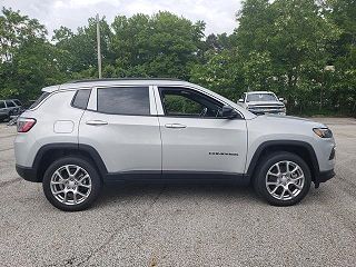 2024 Jeep Compass Latitude 3C4NJDFN0RT136187 in Willoughby, OH 4
