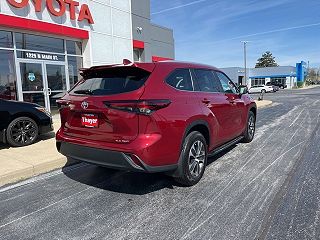 2024 Toyota Highlander XLE 5TDKDRBH8RS546284 in Bowling Green, OH 3